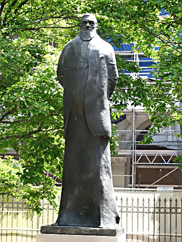Leonard Baskin's statue of Spencer Baird