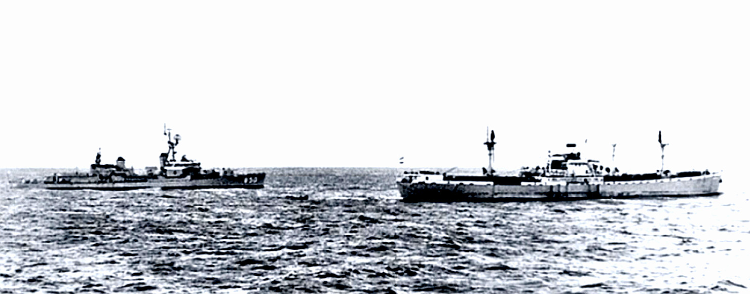 US Fram I Destroyer turns away Soviet ship during Cuban Missile Crisis Quarantine