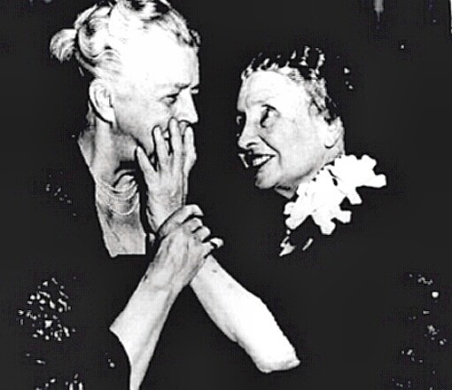 Helen Keller meets with Eleanor Roosevelt