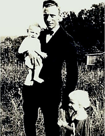 Author Thorne Smith with his kids